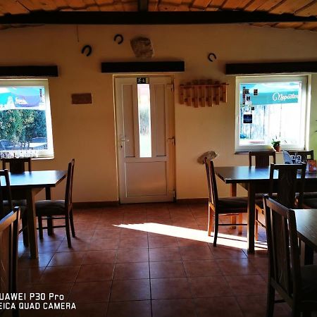 Restaurace A Penzion U Jessyho 佩尔纳 外观 照片