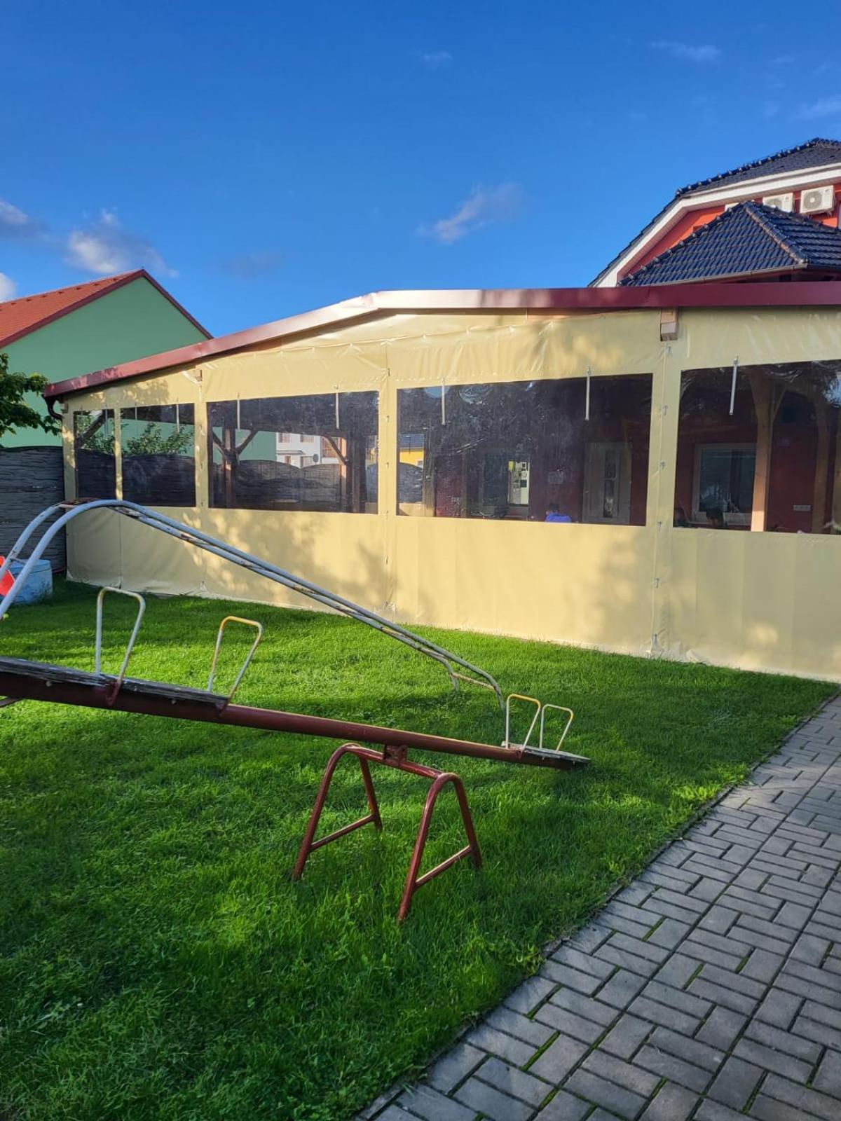Restaurace A Penzion U Jessyho 佩尔纳 外观 照片