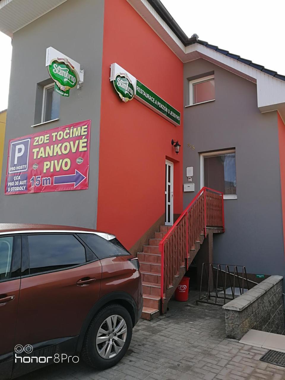 Restaurace A Penzion U Jessyho 佩尔纳 外观 照片
