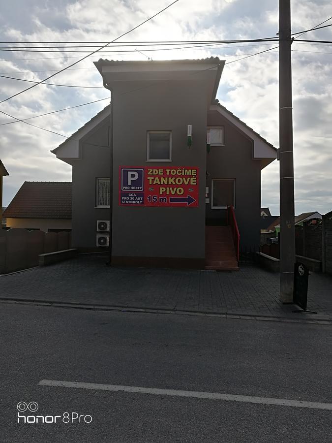 Restaurace A Penzion U Jessyho 佩尔纳 外观 照片