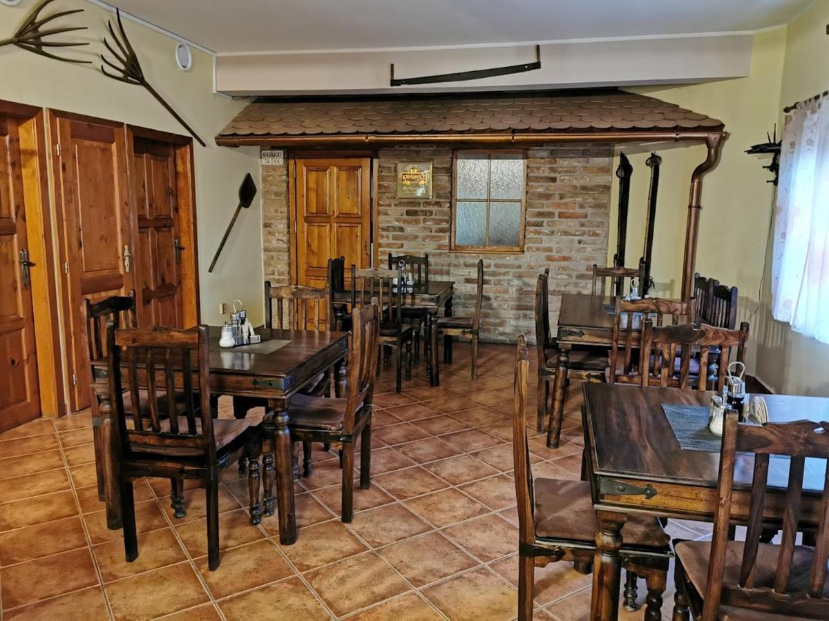 Restaurace A Penzion U Jessyho 佩尔纳 外观 照片