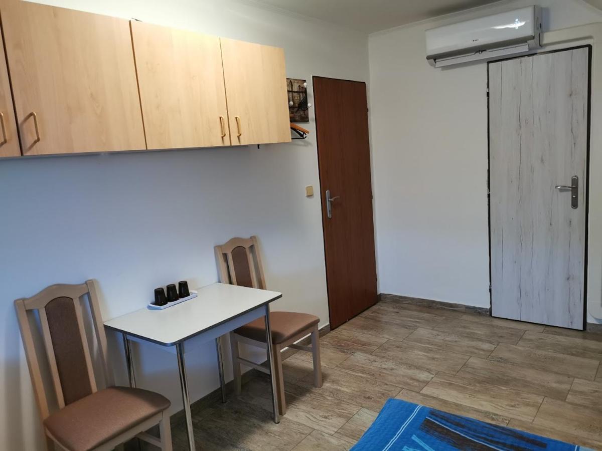 Restaurace A Penzion U Jessyho 佩尔纳 外观 照片
